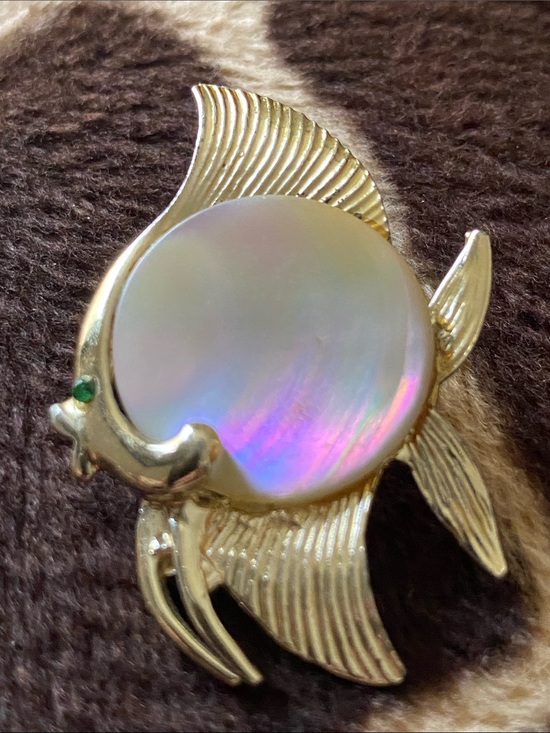 Jewelry - Adorable Vintage 60’s Gold Tone and Mother of Pearl Fish Pin
